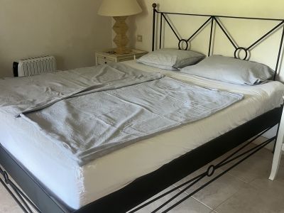 Cama con estructura de metal 1,40 m