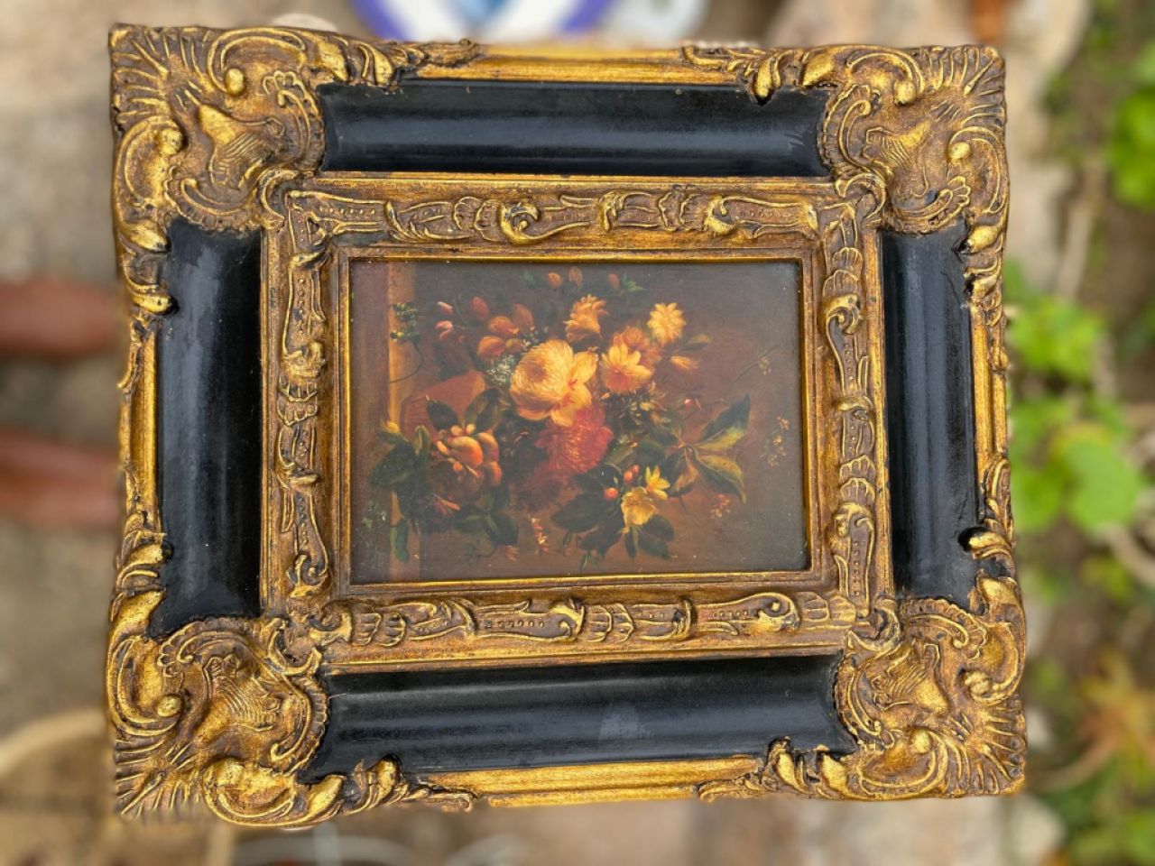 Cuadro pequeño antiguo con motivo floral, marco barroco