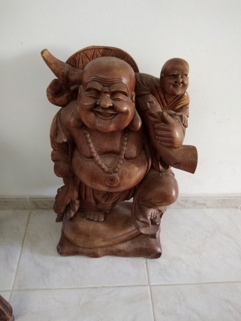 Budda mit einem Kind auf der Schulter