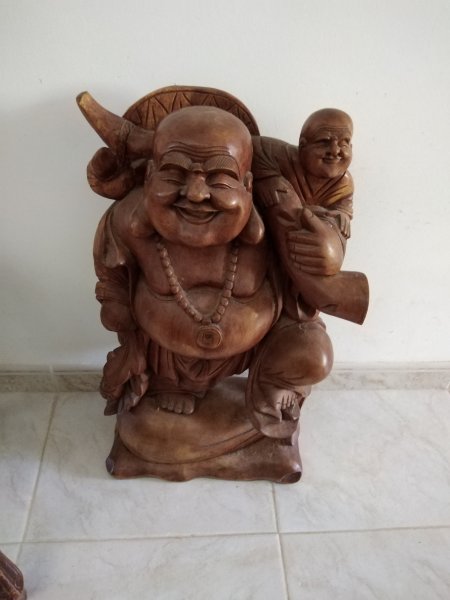 Budda mit einem Kind auf der Schulter