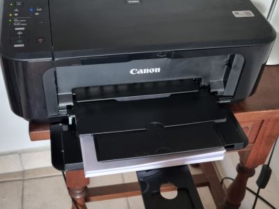 Impresora multifunción Canon con accesorios