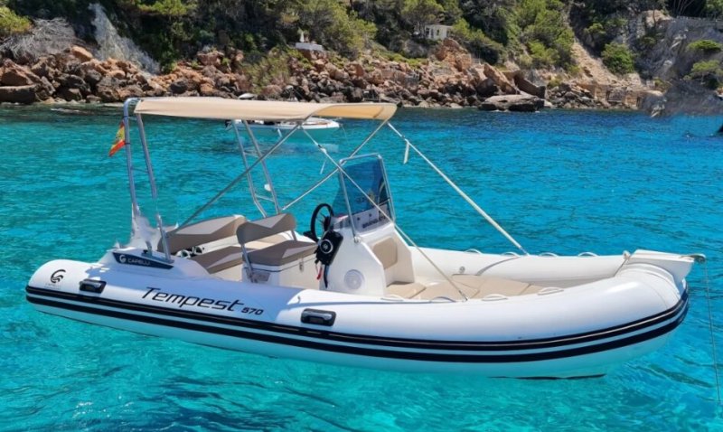 Capelli Tempest 570 Suzuki 100 CV RIB neumática con remolque