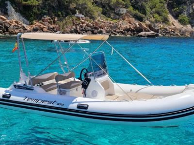 Capelli Tempest 570 Suzuki 100 CV RIB neumática con remolque