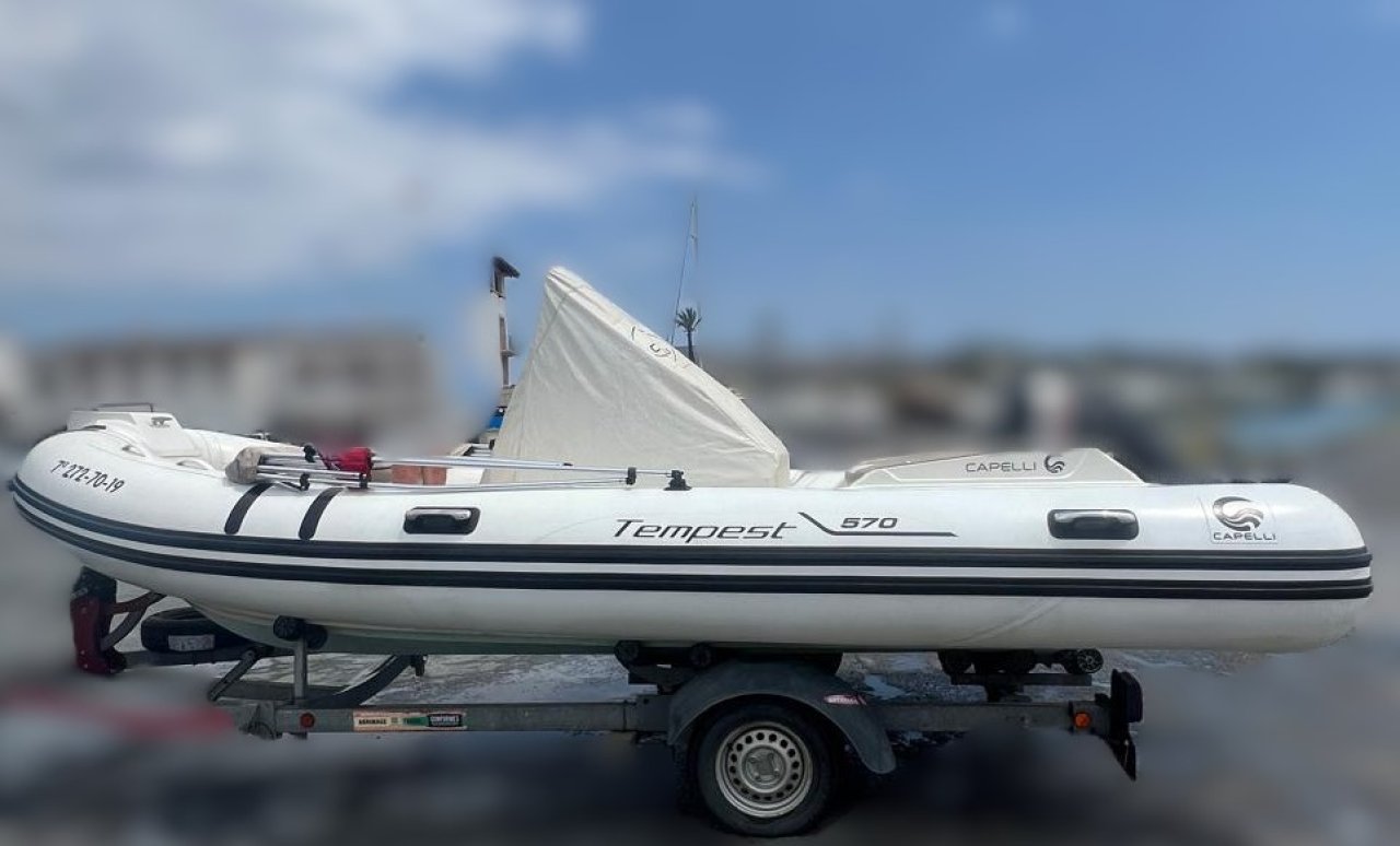 Capelli Tempest 570 Suzuki 100 CV RIB neumática con remolque