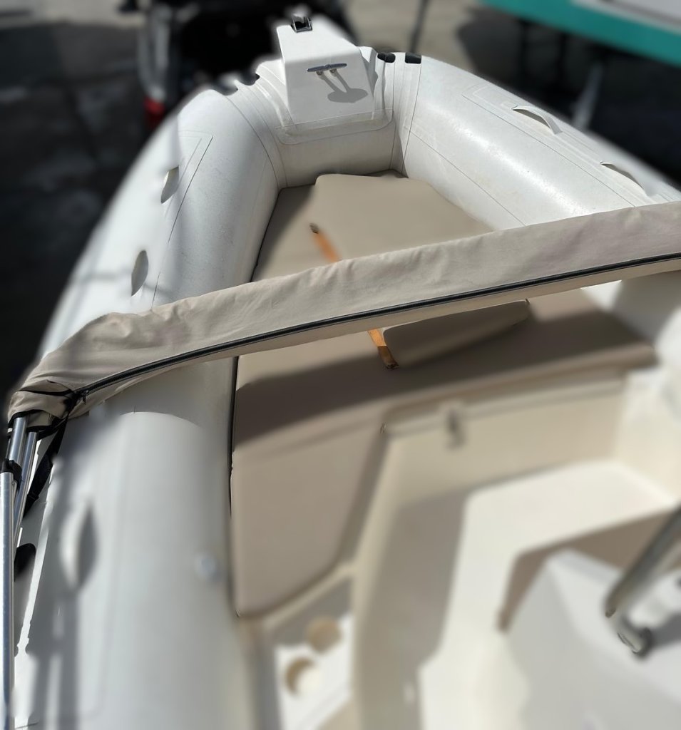 Capelli Tempest 570 Suzuki 100 CV RIB neumática con remolque