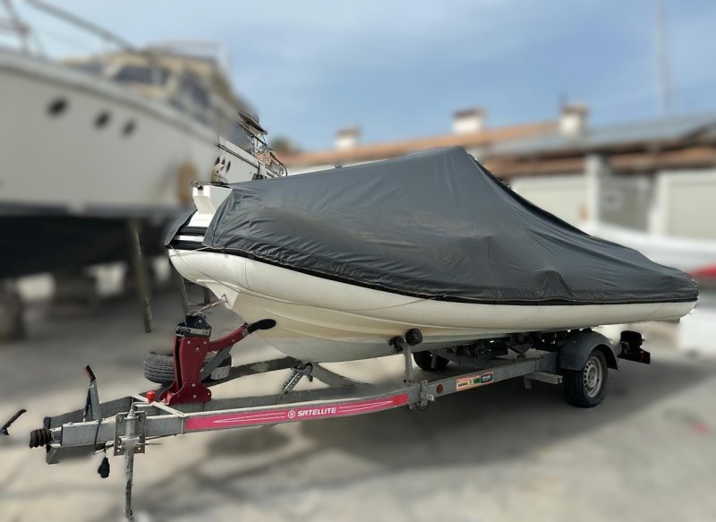 Capelli Tempest 570 Suzuki 100 CV RIB neumática con remolque