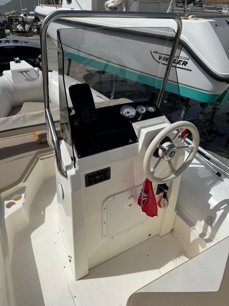 Capelli Tempest 570 Suzuki 100 CV RIB neumática con remolque