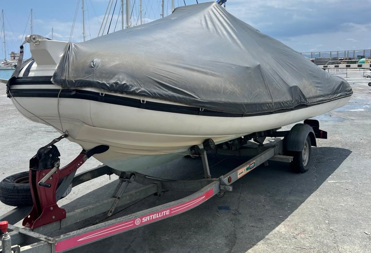 Capelli Tempest 570 Suzuki 100 CV RIB neumática con remolque