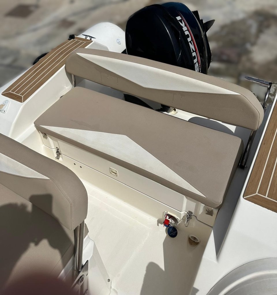Capelli Tempest 570 Suzuki 100 CV RIB neumática con remolque