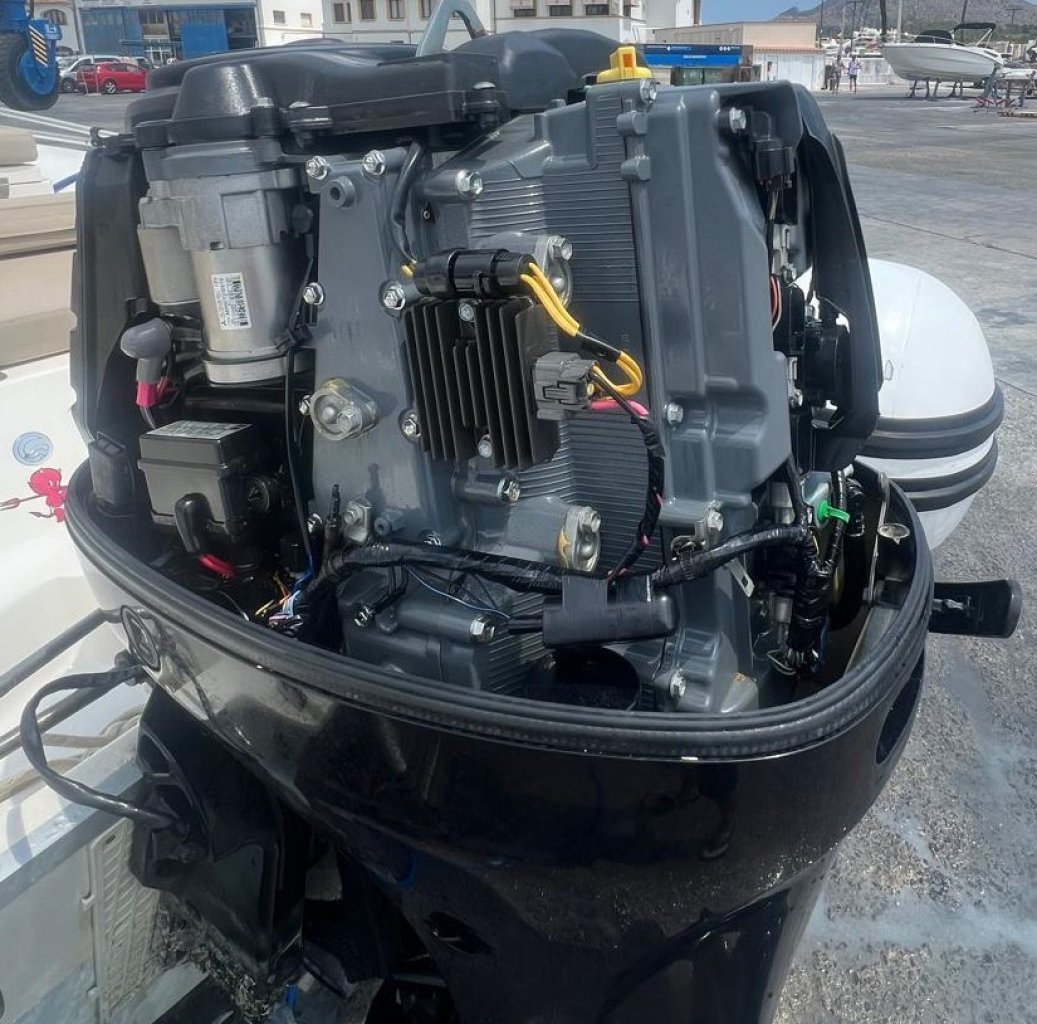 Capelli Tempest 570 Suzuki 100 CV RIB neumática con remolque