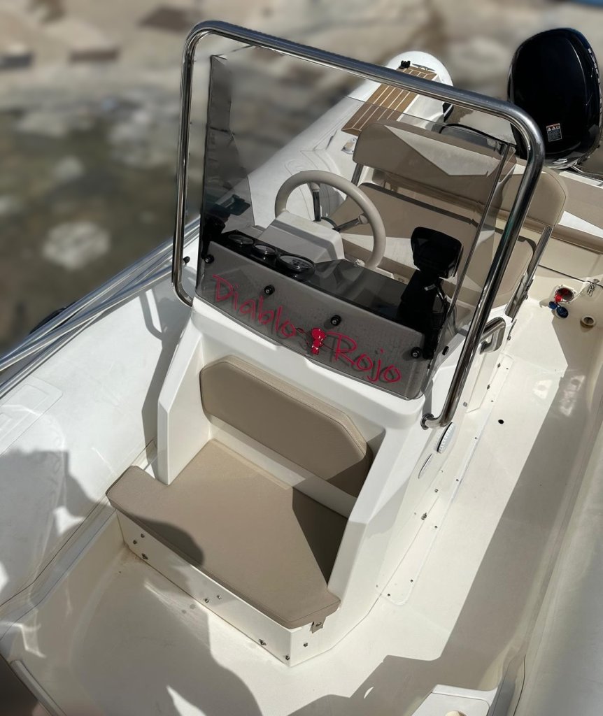 Capelli Tempest 570 Suzuki 100 CV RIB neumática con remolque
