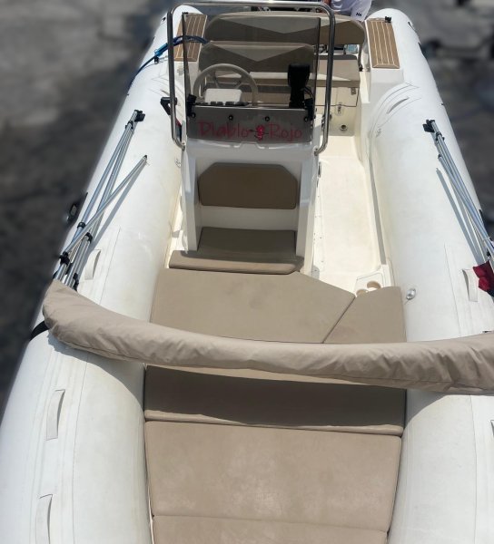 Capelli Tempest 570 Suzuki 100 CV RIB neumática con remolque