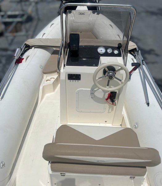Capelli Tempest 570 Suzuki 100 CV RIB neumática con remolque