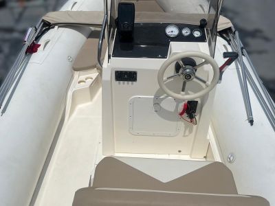 Capelli Tempest 570 Suzuki 100 CV RIB neumática con remolque