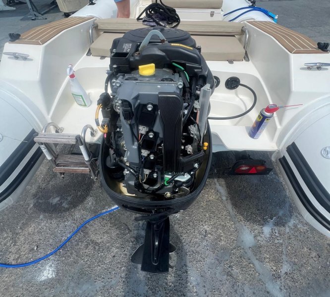 Capelli Tempest 570 Suzuki 100 CV RIB neumática con remolque