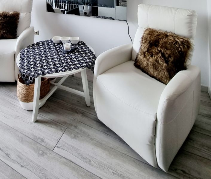 Mesa de centro y sillón de cuero blanco