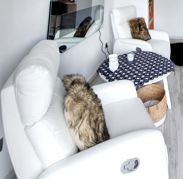 Mesa de centro y sillón de cuero blanco