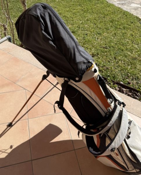 Damen-Golftasche mit komplettem Schlägersatz inkl. diverse Driver