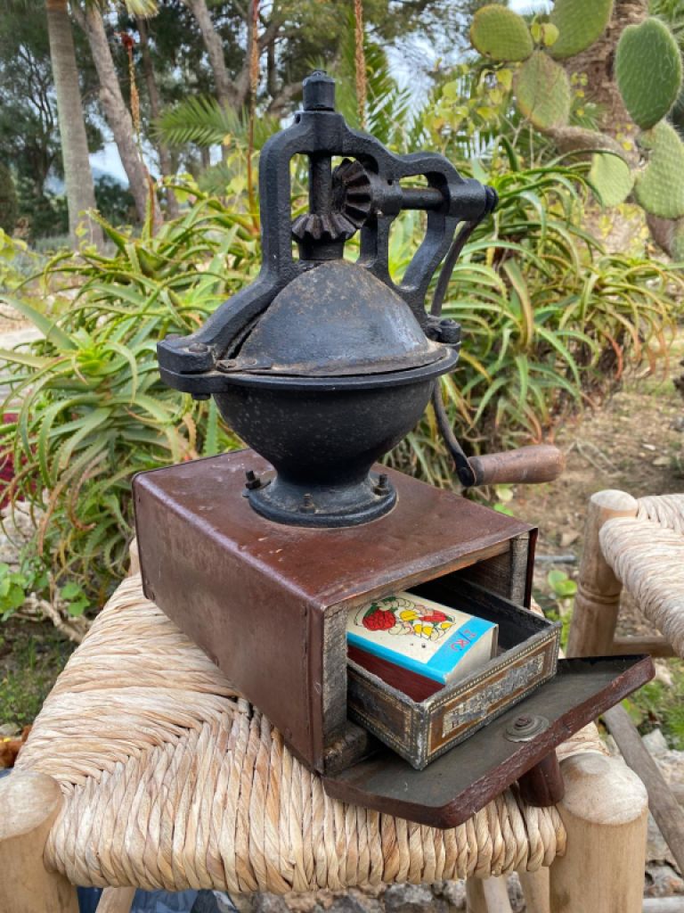 DEKO antique wooden box with drawer and metal mill
