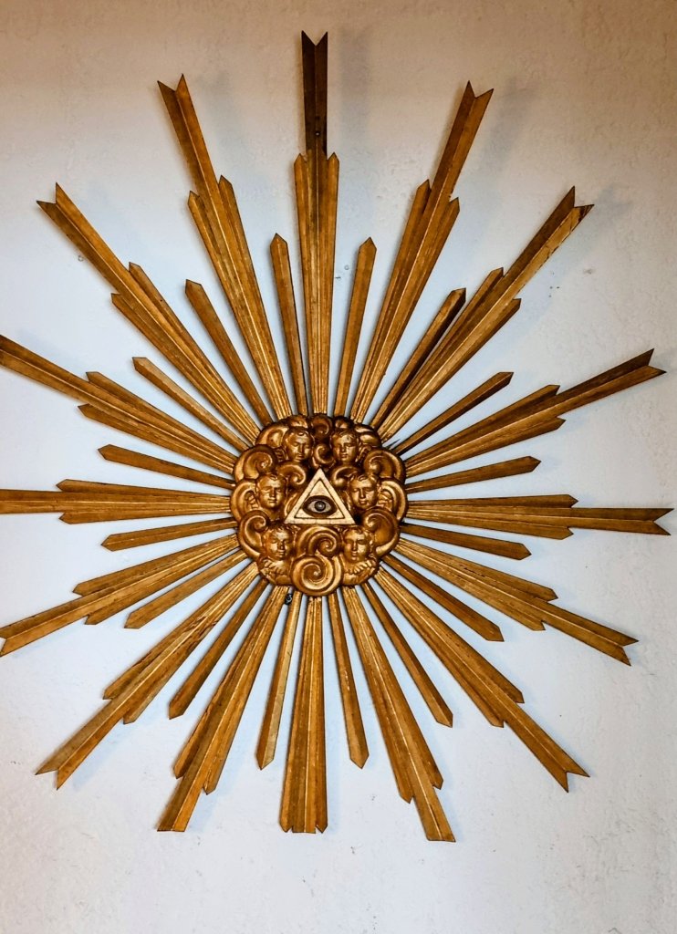 Sol decorativo con ojo como símbolo central