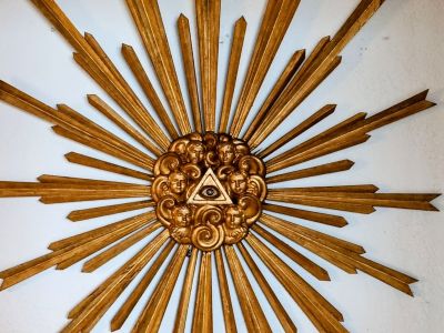 Sol decorativo con ojo como símbolo central