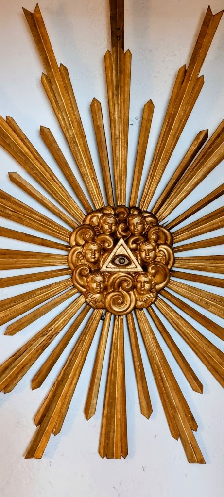 Sol decorativo con ojo como símbolo central