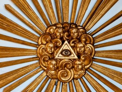 Sol decorativo con ojo como símbolo central