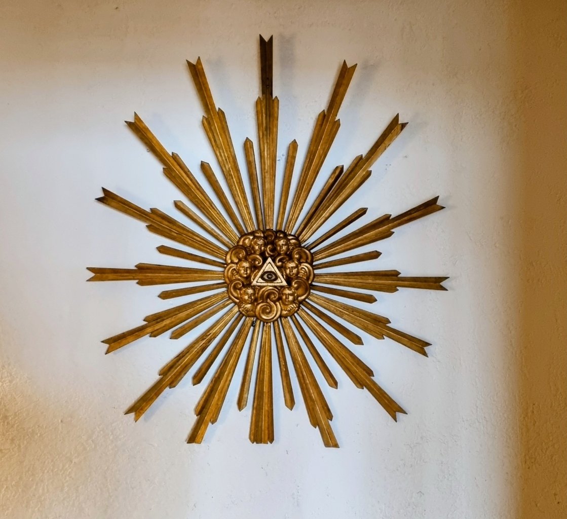 Sol decorativo con ojo como símbolo central
