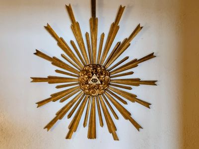 Sol decorativo con ojo como símbolo central