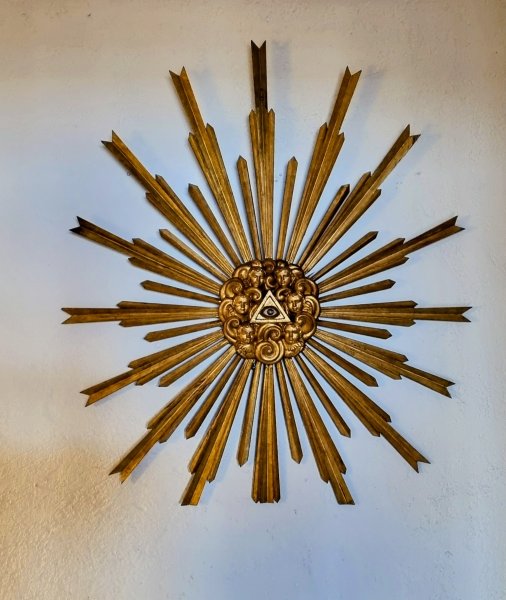 Sol decorativo con ojo como símbolo central