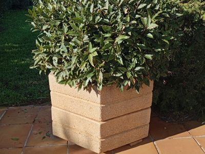 Dekorative Blumenkübel in beiger Granitoptik,