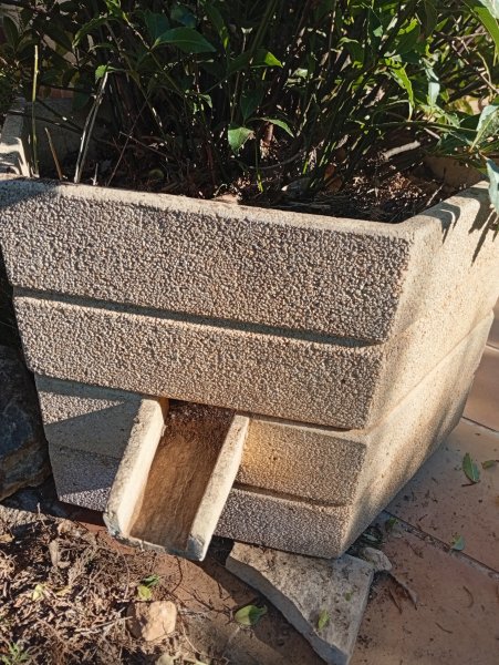 Dekorative Blumenkübel in beiger Granitoptik,