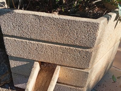 Dekorative Blumenkübel in beiger Granitoptik,