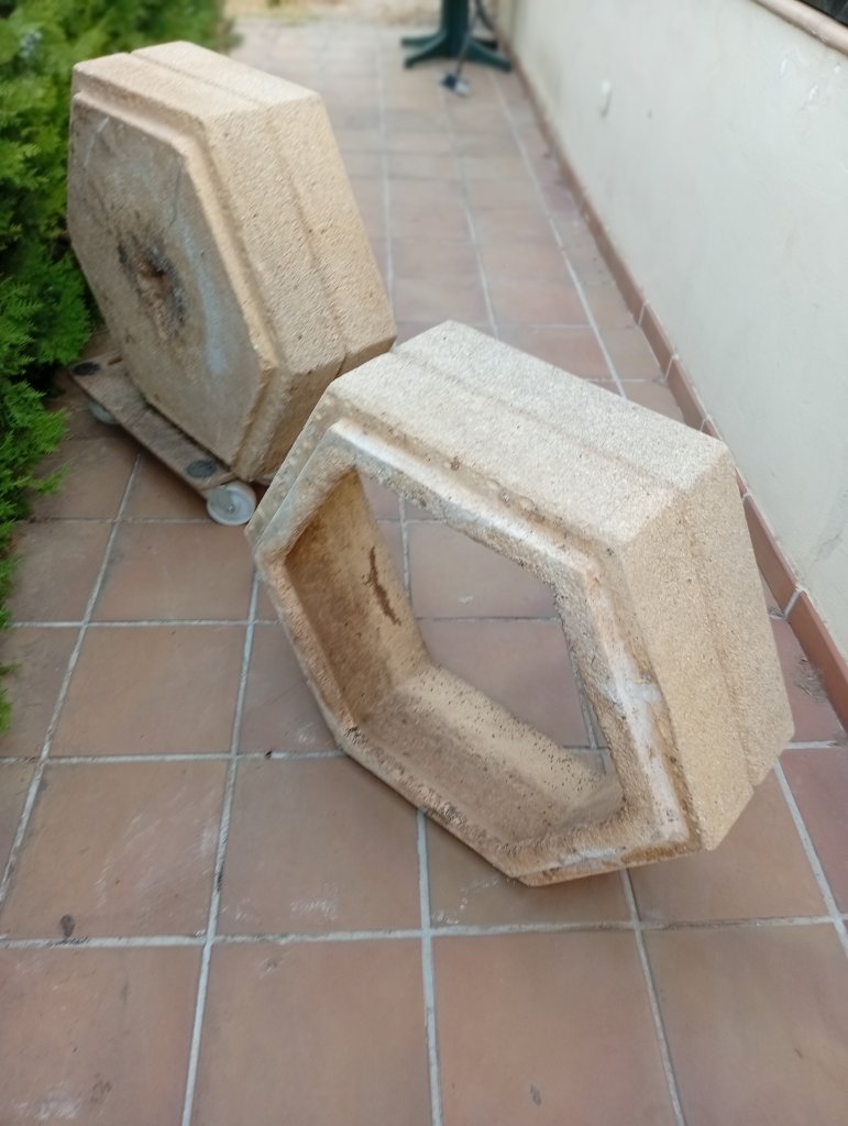 Dekorative Blumenkübel in beiger Granitoptik,