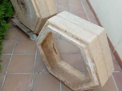 Dekorative Blumenkübel in beiger Granitoptik,