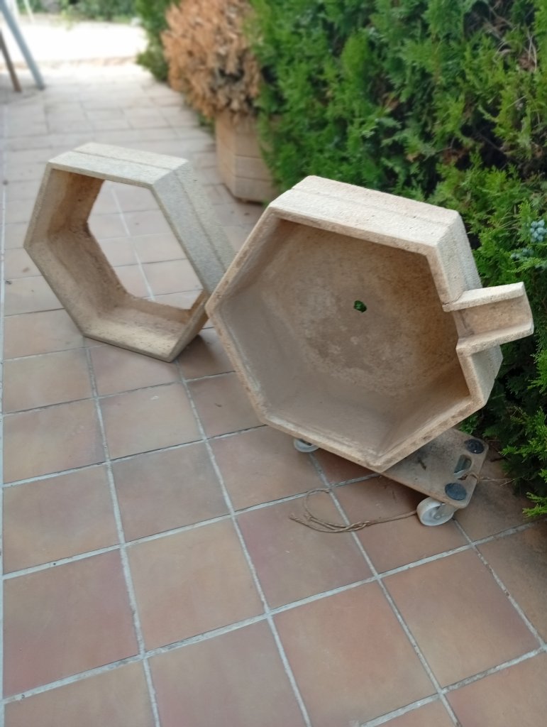 Dekorative Blumenkübel in beiger Granitoptik,