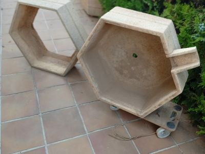 Dekorative Blumenkübel in beiger Granitoptik,