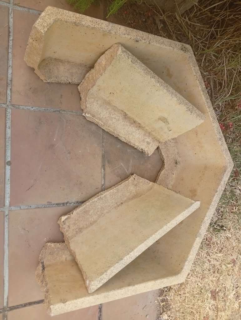 Dekorative Blumenkübel in beiger Granitoptik,