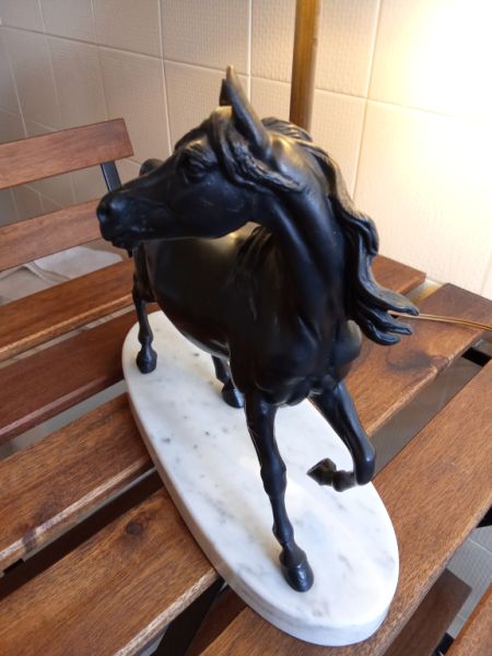 Dekorative Bronzelampe Pferd – Tischlampe auf Carrara Marmor Sockel aus Adelsbesitz.