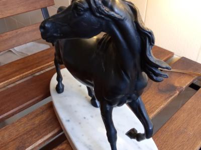 Dekorative Bronzelampe Pferd – Tischlampe auf Carrara Marmor Sockel aus Adelsbesitz.