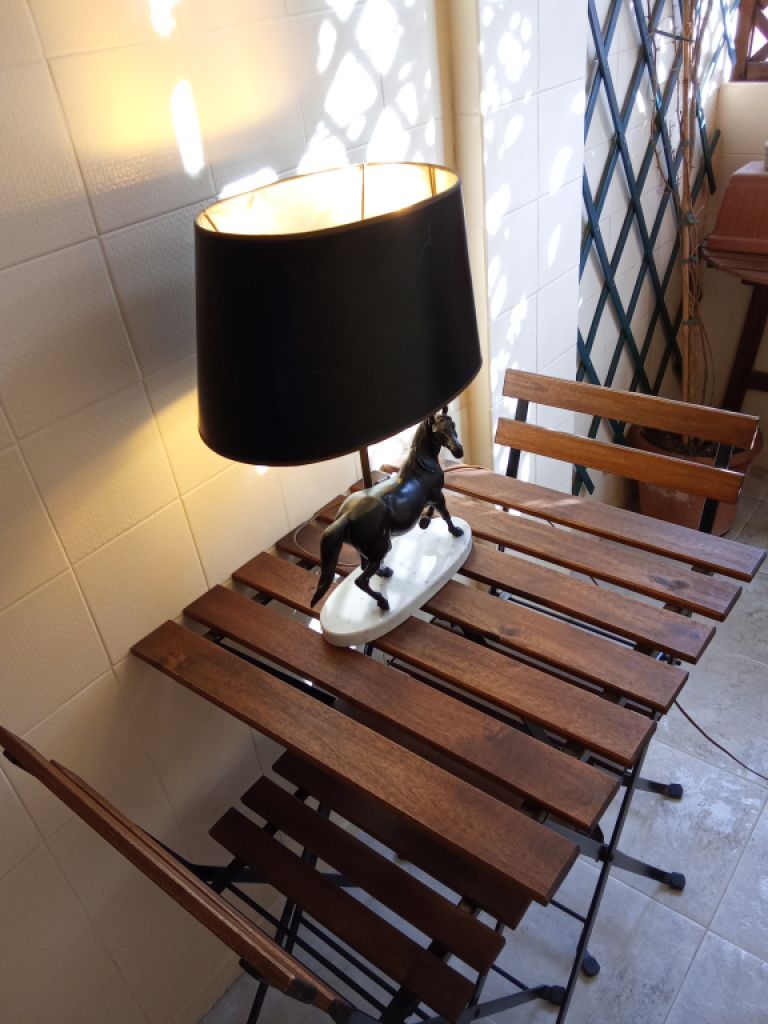 Dekorative Bronzelampe Pferd – Tischlampe auf Carrara Marmor Sockel aus Adelsbesitz.