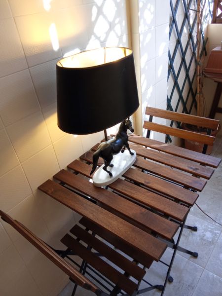 Dekorative Bronzelampe Pferd – Tischlampe auf Carrara Marmor Sockel aus Adelsbesitz.