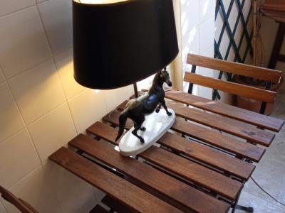 Dekorative Bronzelampe Pferd – Tischlampe auf Carrara Marmor Sockel aus Adelsbesitz.