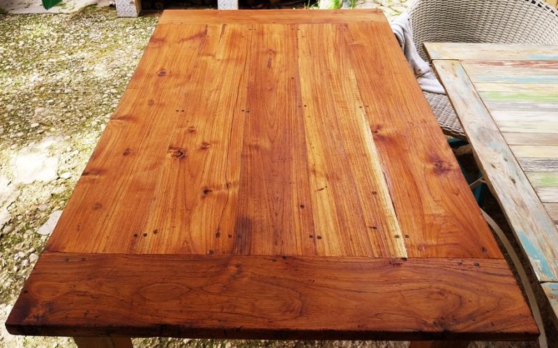 Dekorativer Landhaustisch