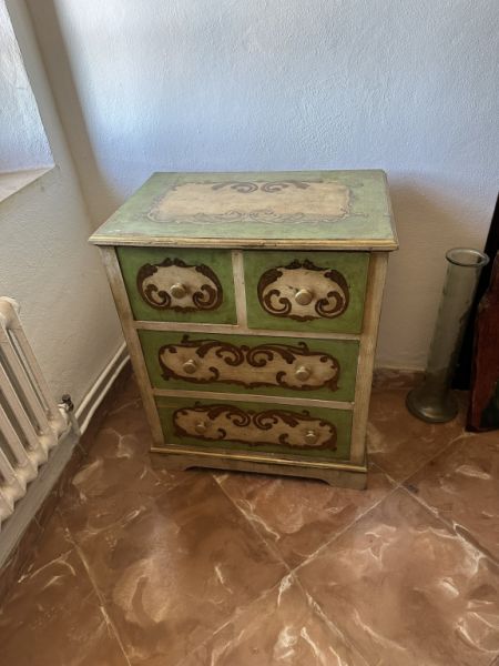 Dekorativer, wertvoller Schrank mit 4 Schubladen