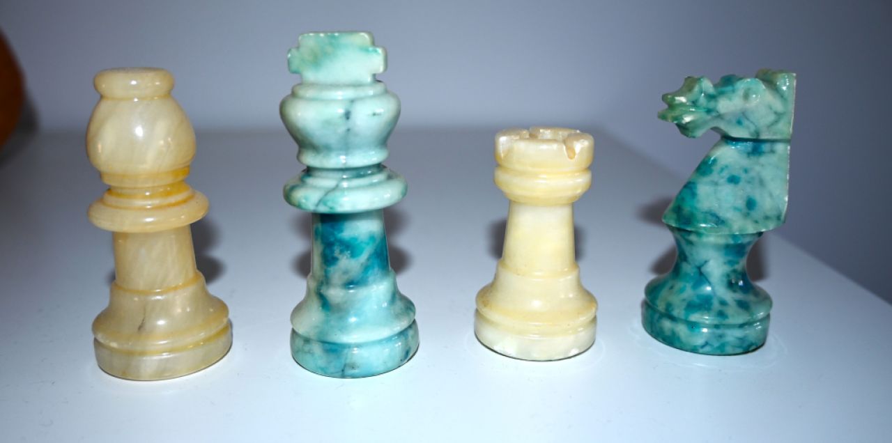 Dekoratives Schachspiel aus italienischem Alabaster