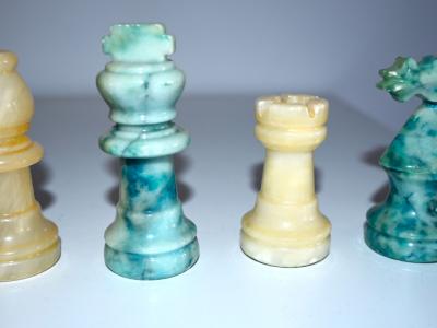 Dekoratives Schachspiel aus italienischem Alabaster