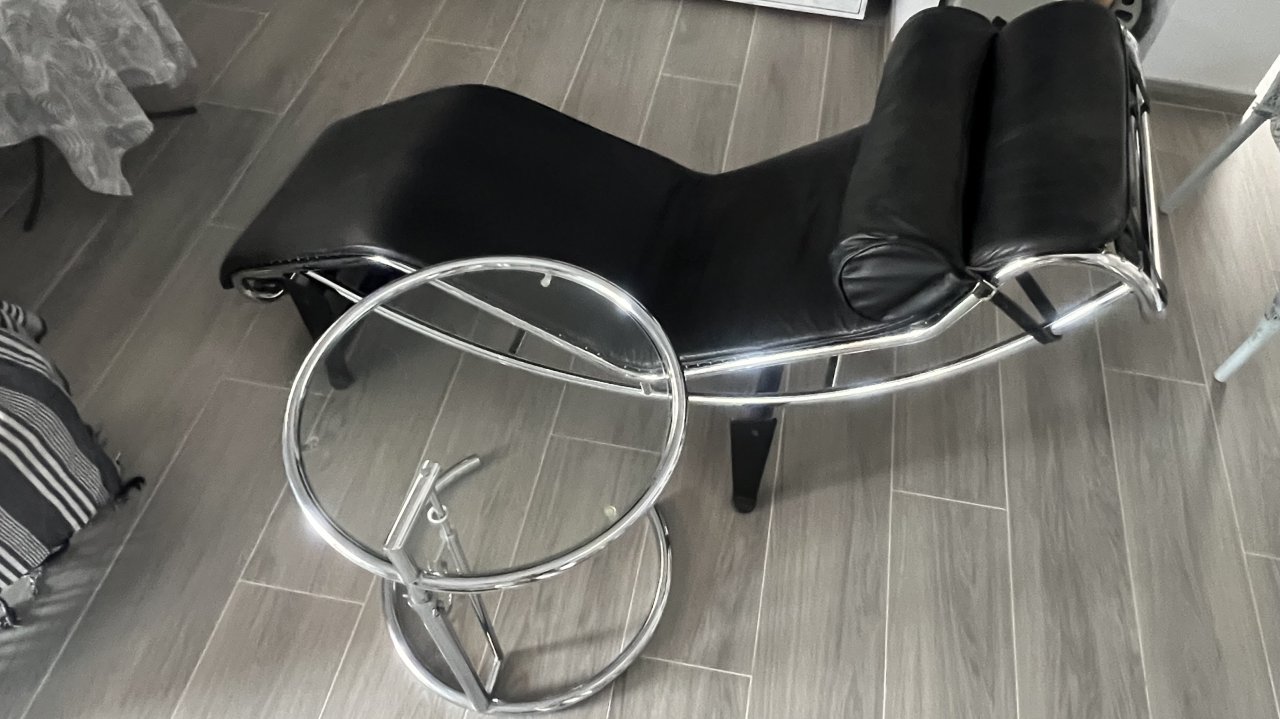 Design Liege mit Beistelltisch