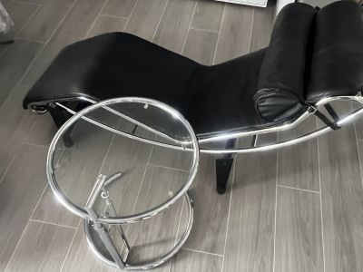Design Liege mit Beistelltisch