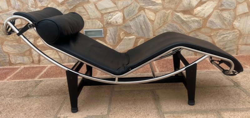 Design Liege mit Beistelltisch